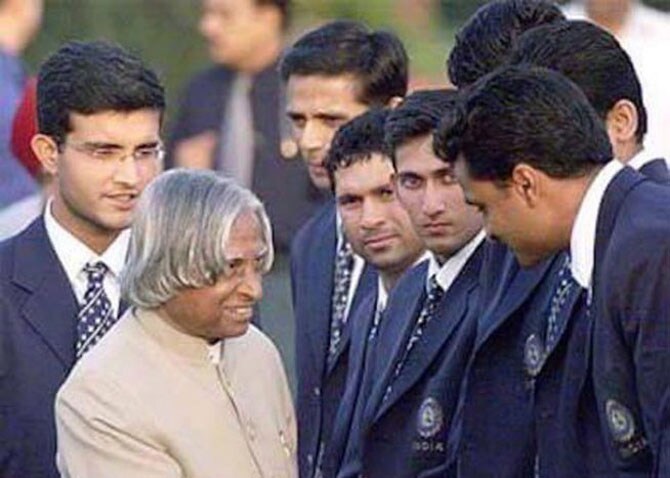 माजी कर्णधार सौरव गांगुली कलाम यांची क्रिकेटपटूंशी ओळख करून देताना. माजी क्रिकेटपटू जवागल श्रीनाथशी हस्तांदोलन करताना डॉ.अब्दुल कलाम. (छाया- फेसबुक)