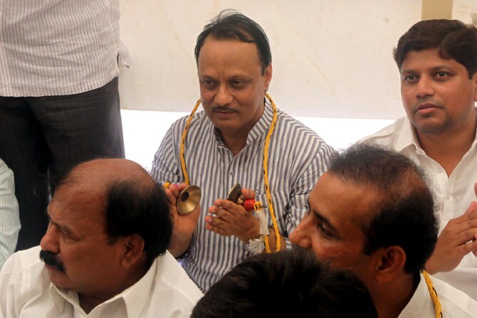 विधान भवनाच्या पायऱयांवर बसून विरोधकांनी सरकारच्या धोरणांचा निषेध केला. त्याचबरोबर टाळ वाजवूनही विरोधकांनी सत्ताधाऱयांचे लक्ष वेधून घेतले. (छाया - प्रशांत नाडकर)