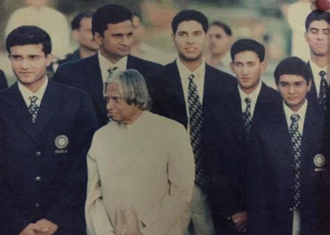 क्रिकेटपटू सौरव गांगुली, जवागल श्रीनाथ, युवराज सिंह, अजित आगरकर आणि पार्थिव पटेल यांच्यासोबत दिवंगत माजी राष्ट्रपती एपीजे अब्दुल कलाम. (छाया- फेसबुक)