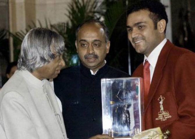 क्रिकेटपटू विरेंद्र सेहवाग याला अर्जुन पुरस्कार प्रदान करताना माजी राष्ट्रपती डॉ. अब्दुल कलाम.