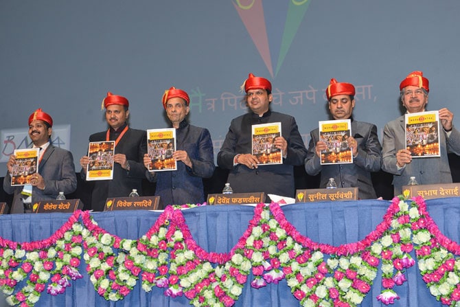 महाराष्ट्राच मुख्यमंत्री देवेंद्र फडणवीस आणि उद्योग मंत्री सुभाष देसाई यांच्या उपस्थितीत शनिवारी बृहन्महाराष्ट्र मंडळ १७ वे अधिवेशनाचे उदघाटन करण्यात आले. (छाया सौजन्यः सिया आणि योगेश खारकर)