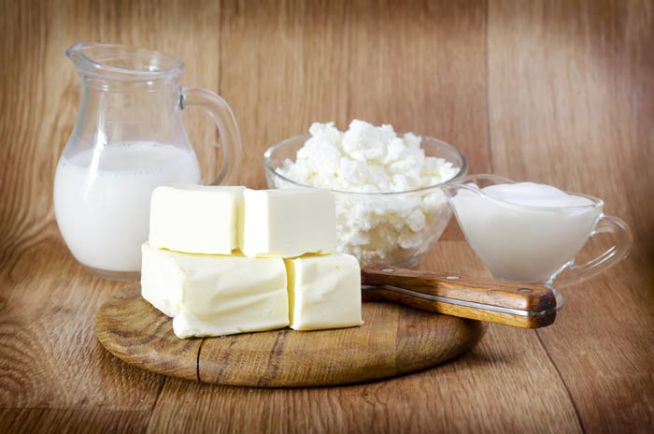दूध, आईस्क्रीम, चीज, दही यांसारख्या दुग्धजन्य पदार्थांमध्ये हार्मोन्स मोठ्याप्रमाणावर असतात. त्यामुळे चेहऱ्यावर पुरळ येणे किंवा सुरकुत्या पडणे अशा समस्या जाणवण्याची शक्यता असते.