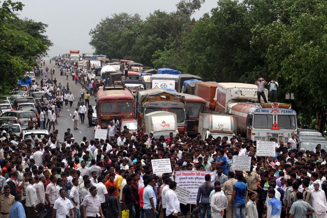 वाळू उपसण्याच्या उद्योगात जिल्हाधिकाऱयाच्या हस्तक्षेपाला विरोध करीत हजारो वाळू उपसा उद्योजकांनी ठाण्यात रास्तारोको केला. (छाया- दीपक जोशी)