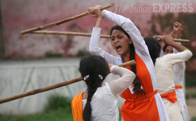 विहिंपशी संलग्न असणाऱ्या दुर्गा वाहिनी या संस्थेतर्फे काश्मीरमध्ये मुलींना स्व-संरक्षणाचे धडे देण्यासाठी आठवडाभराच्या शिबिराचे आयोजन करण्यात आले आहे. (छाया- एक्सप्रेस वृत्तसेवा)