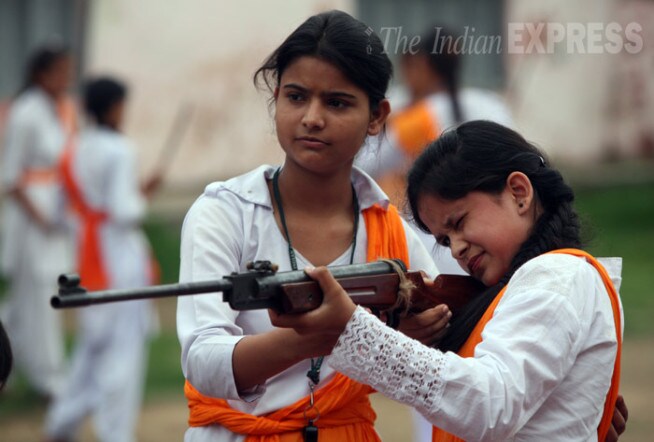 विशेष म्हणजे या शिबिरात मुलींना बंदुक हाताळण्याचे प्रशिक्षणही देण्यात आले. (छाया- एक्सप्रेस वृत्तसेवा)