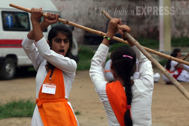 महिलांविरुद्धच्या वाढत्या गुन्हेगारीचे प्रमाण लक्षात घेता दुर्गा वाहिनीकडून मुलींना बंदुक आणि काठी चालविण्याचे प्रशिक्षण देण्यात येणार आहे. (छाया- एक्सप्रेस वृत्तसेवा)