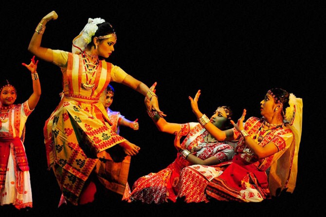 गुवाहाटी येथील रबिंद्र भवनातील कार्यक्रमात विद्यार्थी पांरपरिक सत्रिया नृत्यप्रकार सादर करताना. (छाया- पीटीआय)