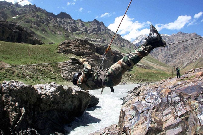 कारगिल येथील युद्ध प्रशिक्षण केंद्रात सुरू असलेल्या प्रशिक्षण शिबिरातील दृश्य. (छाया- पीटीआय)