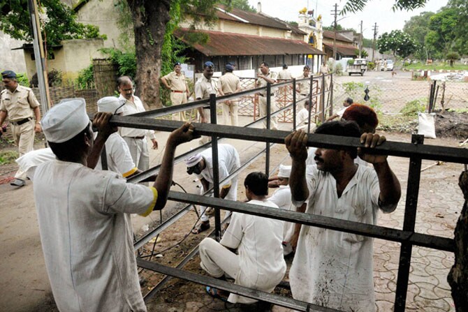 मुंबईतील 1993च्या साखळी बॉम्बस्फोटातील दोषी याकुब मेमन याला येत्या 30 जुलैल रोजी नागपूरच्या मध्यवर्ती कारागृहात फाशी देण्यात येणार आहे. त्यासाठी सध्या कारागृहात पूर्वतयारी सुरू आहे. (छाया- पीटीआय)