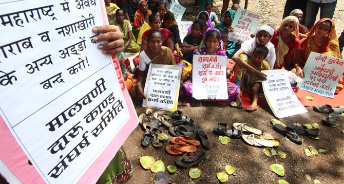 मालवणी दारूकांडातील मृतांच्या नातेवाईकांनी मंगळवारी आझाद मैदानात मोर्चा आयोजित करून राज्य सरकारकडे न्याय देण्याची मागणी केली. (छाया- अमित चक्रवर्ती)