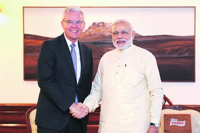 बोइंगप्रमाणेच एअरबस या कंपनीनेही भारतातून विमाननिर्मिती करण्याचे ठरविले आहे. अमेरिकी बोइंगचा विमान जुळवणी व देखभाल प्रकल्प महाराष्ट्रात प्रगतिपथावर असतानाच युरोपातील एअरबसचे मुख्य कार्यकारी अधिकारी बर्नहार्ड गेवर्ट यांनीही भारतासाठी रस दाखविला आहे. गेवर्ट यांनी मंगळवारी नवी दिल्लीत पंतप्रधान नरेंद्र मोदी यांच्याबरोबर याबाबत चर्चाही केली. पंतप्रधानांच्या ‘मेक इन इंडिया’ मोहिमेला प्रतिसाद म्हणूनच २ अब्ज डॉलरची गुंतवणूक करण्याचे एअरबसने निश्चित केले आहे.