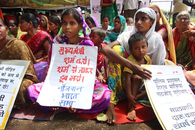 मालवणी दारूकांडातील मृतांच्या नातेवाईकांनी मंगळवारी आझाद मैदानात मोर्चा आयोजित करून राज्य सरकारकडे न्याय देण्याची मागणी केली. (छाया- अमित चक्रवर्ती)