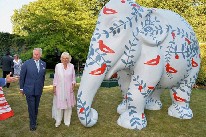 आशियाईतील हत्तींना वाचविण्यासाठी उभारण्यात येणाऱ्या निधीसाठी मंगळवारी लंडन येथे प्रिन्स चार्ल्स आणि त्यांच्या पत्नी कॅमिलिआ यांच्या उपस्थितीत 'तारा' या हत्तीणीच्या प्रतिकृतीचा लिलाव करण्यात आला. (छाया- पीटीआय)