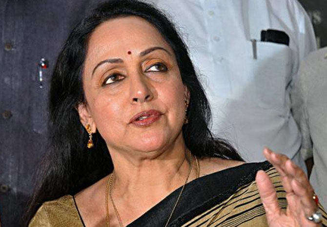 अभिनेत्री हेमा मालिनी यांच्या गाडीचा गुरुवारी अपघात झाला. या अपघातात त्या जखमी झाल्या आहेत.