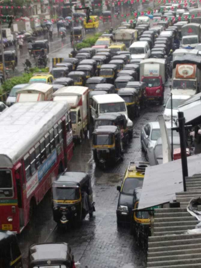 पावसाने रस्ते वाहतकूही खोळंबली.