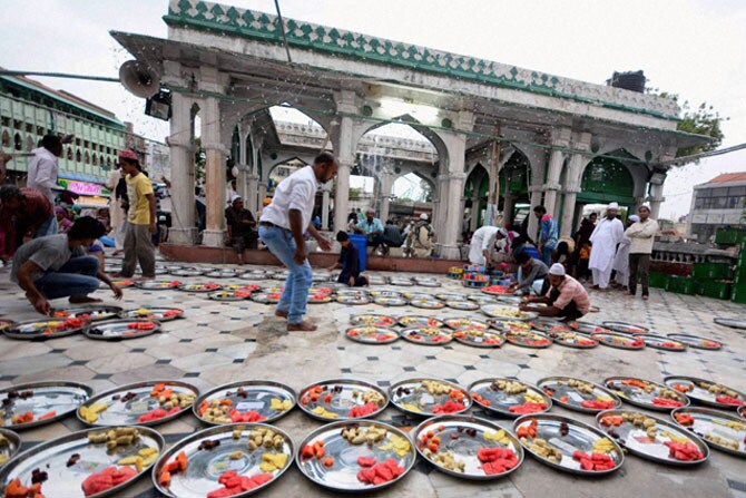 अहमदाबादमध्ये येथे इफ्तार पार्टीची तयारी करताना मुस्लिम बांधव. (छाया- पीटीआय)