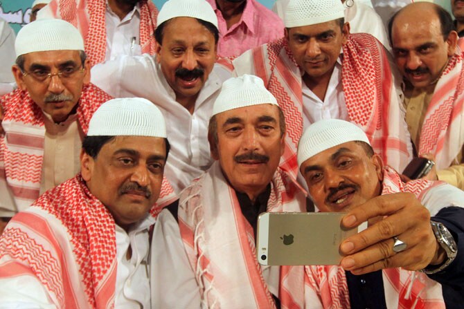 मुंबई काँग्रेसतर्फे आयोजित करण्यात आलेल्या इफ्तार पार्टीमध्ये मुंबई कॉंग्रेसचे अध्यक्ष संजय निरूपम, गुलाम नबी आझाद, आणि माजी मुख्यमंत्री अशोक चव्हाण यांनी सेल्फी घेऊन आपली एकजूट कॅमेऱयामध्ये कैद केली. (छाया - प्रशांत नाडकर)