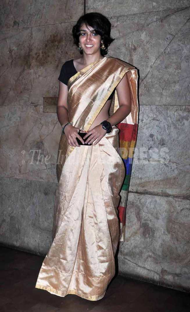 साडी नेसलेली ईरा खुलून दिसत होती. (छायाः वरिन्दर चावला)