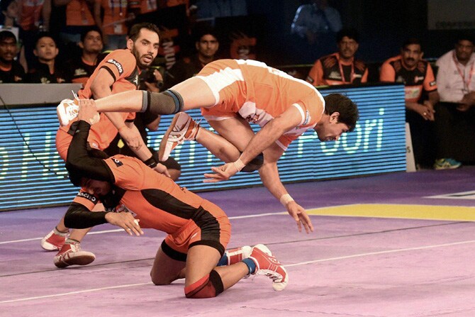 महाराष्ट्रातील संघांमध्ये झालेल्या प्रो कबड्डी लीगमधील लढाईत यू मुंबाने पुणेरी पलटणचा २८-२१ असा पराभव करून घरच्या मैदानावर विजयी चौकार ठोकला. या सामन्यातील एक रोमहर्षक क्षण. (छाया- पीटीआय)