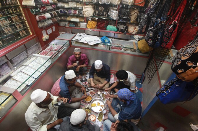 रोजाचा उपवास सोडताना स्थानिक दुकानातील कर्मचारी. ( छाया- केविन डिसोझा)