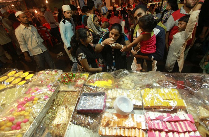 मिठाईवर ताव मारताना ही महिला. (छाया- केविन डिसोझा)