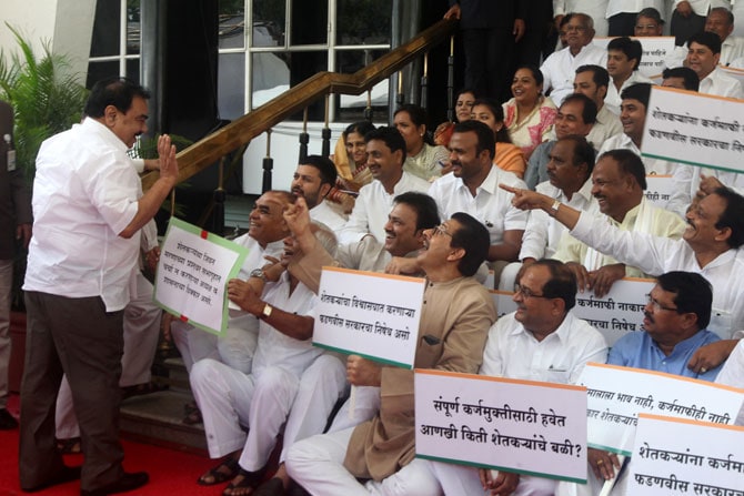 विधान भवनाच्या पायऱयांवर बसून विरोधकांनी शेतक-यांच्या कर्जमाफीची मागणी लावून धरत महसूल मंत्री एकनाथ खडसे यांची वाट अडवून धरली. (छाया - प्रशांत नाडकर)