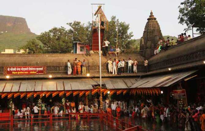 गेल्या अनेक महिन्यांपासून चर्चेत असलेल्या नाशिकमधील कुंभमेळ्याची मंगळवारी ध्वजारोहणाने औपचारिक सुरुवात झाली. (छायाचित्र - दीपक जोशी)