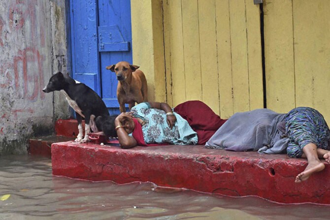 सध्या मुसळधार पावसामुळे कोलकाता शहरातील रस्ते पाण्याखाली गेले आहेत. यावेळी दोन महिला रस्त्याच्या कडेला असणाऱ्या मोकळ्या जागी विश्रांती घेत असताना. (छाया- पीटीआय)