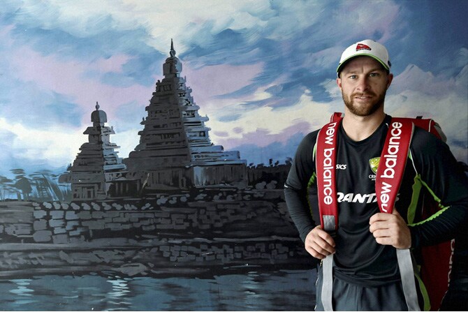 चेन्नई येथे भारत अ आणि ऑस्ट्रेलिया अ संघात कसोटी सामना आयोजित करण्यात आला आहे. त्यासाठी सध्या चेन्नई येथे असणाऱ्या ऑस्ट्रेलियन संघातील खेळाडू मॅथ्यू वाडे याने महाबलीपूरम येथील एका मंदिराला भेट दिली. (छाया- पीटीआय)