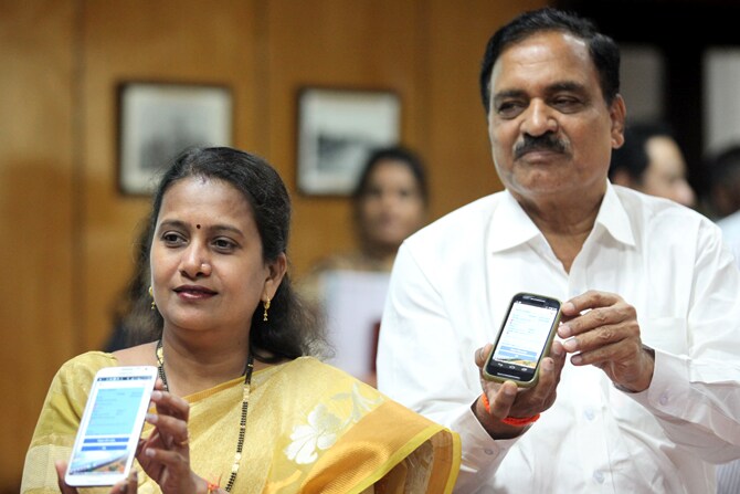 पर्यावरण संवर्धन आणि वेळेची बचत या दोन्ही गोष्टी साध्य करण्यासाठी प्रयत्नशील असलेल्या रेल्वे मंत्रालयाने बुधवारी मुंबईच्या पश्चिम उपनगरांतील प्रवाशांसाठी पेपरलेस मोबाइल तिकीट प्रणालीची सुविधा सुरू केली आहे. (छाया- प्रशांत नाडकर)