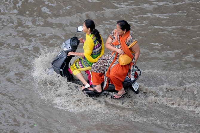 अमृतसरमध्ये झालेल्या मुसळधार पावसामुळे येथील रस्ते जलमय झाले आहेत. अशाच एका रस्त्यावरील पाण्यातून वाट काढताना ही दुचाकीस्वार महिला. (छाया- पीटीआय)