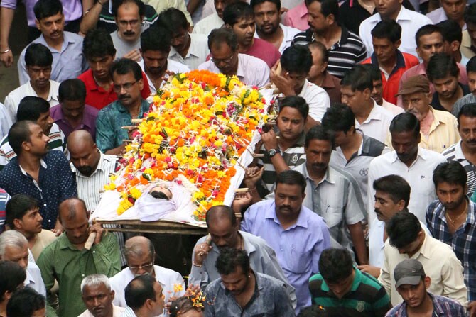 ११/७ च्या मुंबई रेल्वे बॉम्बस्फोटात जखमी झाल्यानंतर कोमात गेलेल्या पराग सावंत याचे मंगळवारी सकाळी हिंदुजा रुग्णालयात निधन झाले. बुधवारी भाईंदर येथील स्मशानभूमीत त्याच्यावर अंत्यसंस्कार केले गेले. (छाया- अमित चक्रवर्ती)