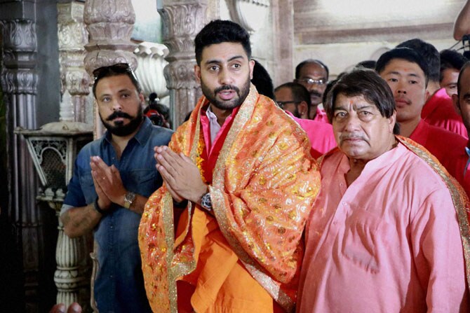 बॉलिवूड अभिनेता आणि प्रो कबड्डी लीगमधील जयपूर संघाचा मालक अभिषेक बच्चन संघासह मोती डूंगरी येथील गणेश मंदिरात दर्शनासाठी गेला होता. (छायाः पीटीआय)