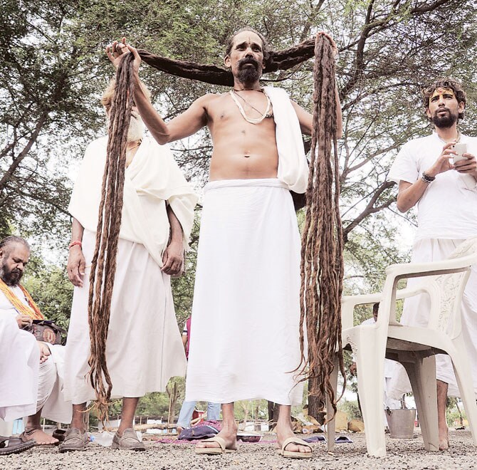 नाशिक येथे साधुग्राममध्ये अवतरलेल्या साधूने उपस्थितांना आपल्या जटा मोकळ्या करून दाखविल्या. ( मयूर बारगजे)