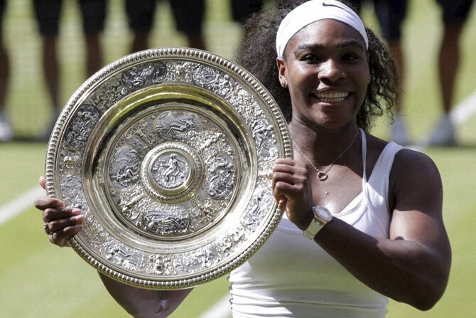 खेळाप्रती असलेली निस्सीम व्यावसायिकता जपत सेरेना विल्यम्सने विम्बल्डन जेतेपदाला गवसणी घालताना २१व्या शतकातील ऐतिहासिक पराक्रम साकारला. संपूर्ण स्पर्धेतील शानदार फॉर्म कायम राखणाऱ्या गार्बिन म्युग्युरुझावर सेरेनाने ६-४, ६-४ असा विजय मिळवला. (छायाः पीटीआय)