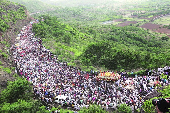 संत ज्ञानेश्वर माउलींच्या पालखी सोहळ्याने रविवारी दिवे घाटातील वारीच्या वाटेवरील अवघड टप्पा लीलया पार केला. हिरवाईने नटलेल्या घाटातील वाटेने सोहळा पुढे जात असतानाचे दृश्य 'याचि देहि याचि डोळा' पाहण्यासाठी भाविकांनी मोठी गर्दी केली होती. (छायाः संदीप दौंडकर)