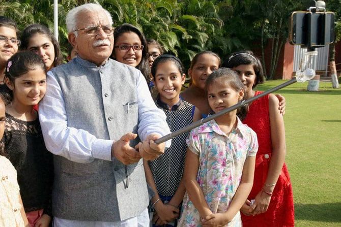 बेटी बचाओ बेटी पढाओ योजना चंदीगढ येथे राबविल्याबद्दल हरियाणाचे मुख्यमंत्री मनोहर लाल यांचे धन्यवाद करण्यासाठी आलेल्या मुली. यावेळी मुलींनी लाल यांच्यासह सेल्फीदेखील काढला. (छायाः पीटीआय)