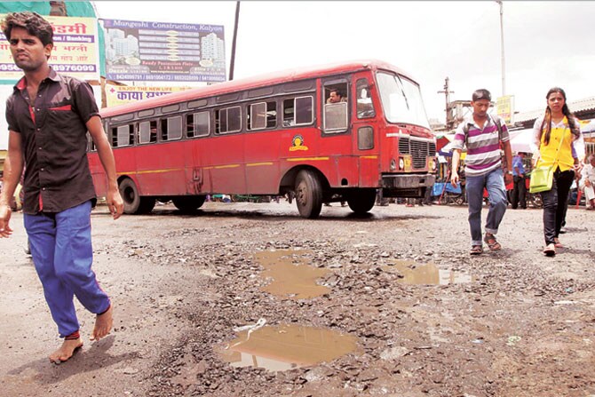 ठाणे रेल्वे स्थानक परिसरात राज्य परिवहन महामंडळाचा आगार असून येथून ठाणे जिल्ह्यातील ग्रामीण भागात बसगाड्या जात असतात. मात्र, या आगाराला खड्ड्यांचे ग्रहण लागले असून आगारामध्ये खड्ड्यांचे साम्राज्य पसरले आहे. (छाया- दीपक जोशी)