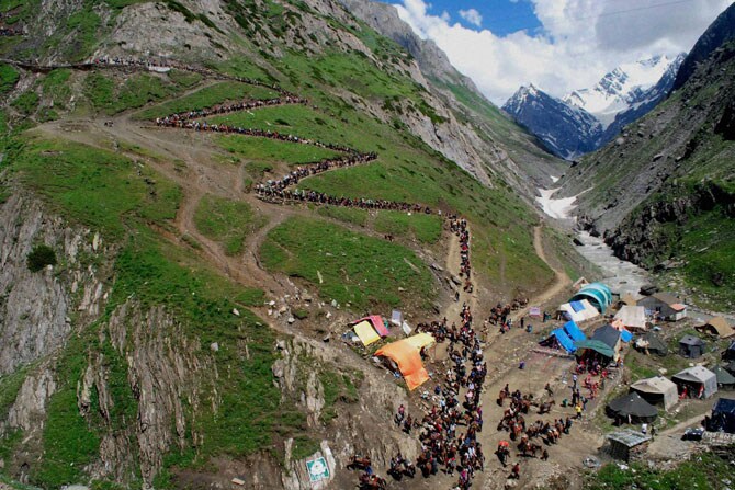 अमरनाथ यात्रेसाठी भाविकांनी मोठ्या प्रमाणात गर्दी केली आहे. (छायाः पीटीआय)