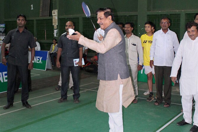कराडमध्ये राज्यस्तरीय बॅडमिंटन स्पर्धेचे उदघाटन करण्यात आले. त्यानंतर बॅडमिंटन खेळण्याचा आनंद घेताना महाराष्ट्राचे माजी मुख्यमंत्री पृथ्वीराज चव्हाण. (छायाः पीटीआय)