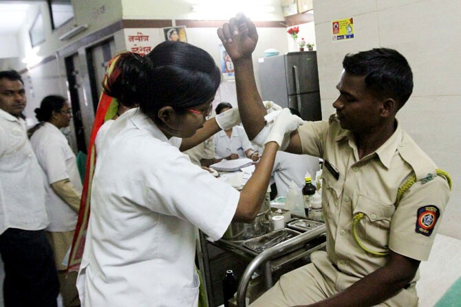 त्र्यंबकेश्वर तालुक्यातील हरसूल येथे बुधवारीही दगडफेक करण्यात आल्यामुळे वातावरण तणावपूर्ण आहे. पोलीसांनी गावात कडेकोट बंदोबस्त ठेवला असला, तरी संतप्त जमावाकडून आतापर्यंत करण्यात आलेल्या दगडफेकीमध्ये १८ पोलीस जखमी झाले आहेत. (छाया - दीपक जोशी)