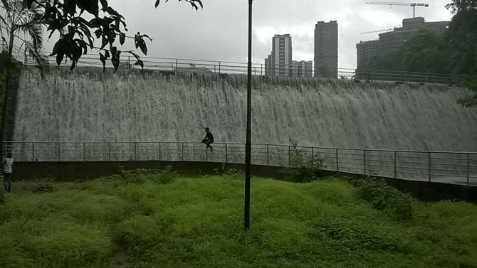 अनेक दिवसांच्या विश्रांतीनंतर परतलेल्या पावसामुळे मुंबईला पाणीपुरवठा करण्यात येणारा पवई तलाव संपूर्णपणे भरला आहे. गेल्या काही दिवसांत पावसाने दडी मारल्यामुळे मुंबईकरांसमोर पाणीकपातीचे संकट उभे राहिले होते. (छायाः वसंत प्रभू)