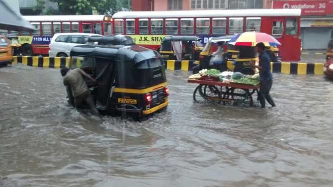 अंधेरी येथील रस्त्यांवर पाणी साचले आहे.
