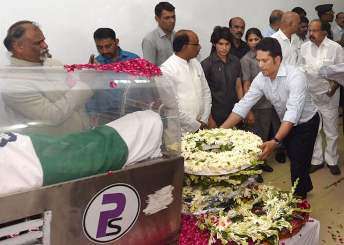 डॉ. अब्दुल कलाम यांच्या पार्थिवाला पुष्पचक्र अर्पण करून क्रिकेटवीर सचिन तेडुलकरने श्रद्धांजली वाहिली.
