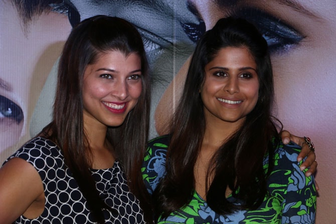 मालाड येथील इनॉबिर्ट मॉलमध्ये नुकतच संजय जाधवच्या आगामी तू ही रे सिनेमाचं ट्रेलर लॉच करण्यात आला. रोमॅंटिक सागा असलेल्या तू ही रे सिनेमाची झलक या निमित्ताने सगळ्यांनी अनुभवली. स्वप्नील जोशी, सई ताम्हणकर, तेजस्विनी पंडित, सुशांत शेलार,गिरीश ओक अशी तगडी स्टारकास्ट असलेल्या या सिनेमात प्रेक्षकांना पुन्हा एकदा लव्ह स्टोरी एका वेगळ्यारुपात पाहायला मिळणार आहे.