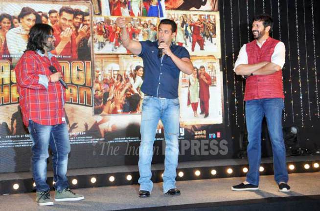 सलमान खानने आपल्या बहुचर्चित आणि बहुप्रतिक्षित 'बजरंगी भाईजान'मधील 'आज की पार्टी...' हे नवीन गाणे नुकतेच लाँच केले. यावेळी सलमान खान ब्लू शर्ट आणि डेनिम्स दिसला. जे. डब्ल्यू मॅरियट हॉटेलमध्ये आयोजित या कार्यक्रमाला सलमानसोबत दिग्दर्शक कबीर खान, संगीतकार प्रीतम आणि गायक मीका सिंह उपस्थित होते. येथे सलमानने 'आज की पार्टी...' हे गाणेही सादर केले.