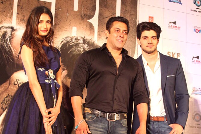 सलमानच्या हस्ते बुधवारी 'हिरो' या आगामी चित्रपटाचा ट्रेलर प्रदर्शित करण्यात आला. आदित्य पांचोली यांचा मुलगा सूरज पांचोली आणि अभिनेता सुनिल शेट्टी यांची कन्या अथिया शेट्टी हिरोच्या माध्यमातून बॉलीवूडमध्ये पदार्पण करण्यास सज्ज आहेत. (छाया-दिलीप कागडा)