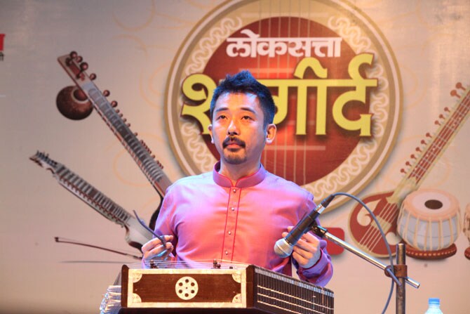 शेखर आणि ताकाहिरो यांच्या जुगलबंदीने टाळ्यांचा पाऊस पाडला. शेवटी अत्यंत सुंदर तिहाई सादर करत ताकाहिरो यांनी यमन रागाची सांगता केली. (छाया -दिलीप कागडा)