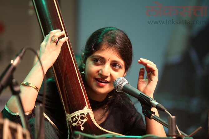 दुसऱ्या सत्रात मुसळधार पावसालाच जणू आव्हान देण्यासाठी गानसरस्वती किशोरी आमोणकर यांच्या शिष्या आणि जयपूर अत्रौली घराण्याच्या गायिका तेजश्री आमोणकर यांनी गौड मल्हार रागातील 'पापी दादुरवा बुलाए' ही बंदिश सादर केली. (छाया -दिलीप कागडा)