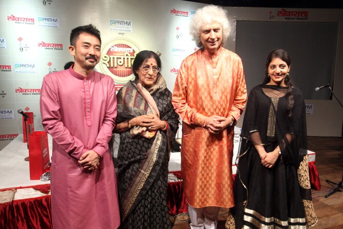 'लोकसत्ता शागीर्द'च्या पहिल्या पर्वात या दोन गुरुंनी निवडलेल्या त्यांच्या शिष्यांनी जाहीर मंचावर प्रथमच आपली कला सादर केली. (छाया -दिलीप कागडा)